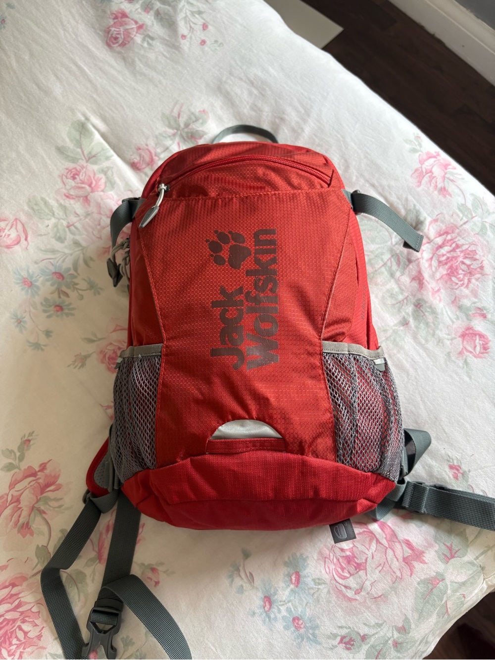 Jack Wolfskin Red Men's Daypack with Grey Accents